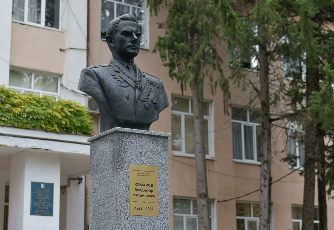 Восстановленный памятник лётчику-космонавту Владимиру Комарову открыли в Сухуме