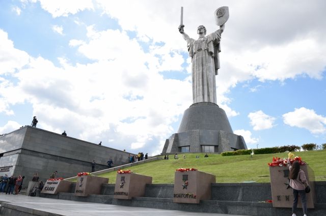 В Киеве предложили сменить пол памятника «Родина-мать»