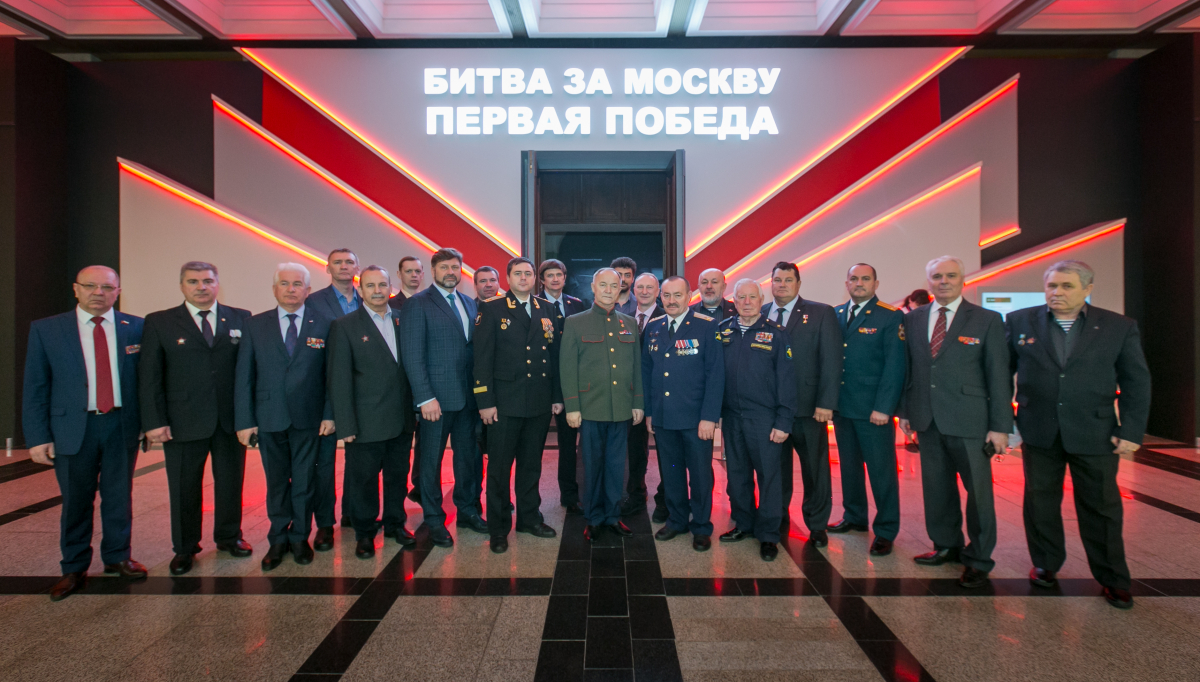 В День защитника Отечества ветераны России посетили экспозицию Музея Победы 