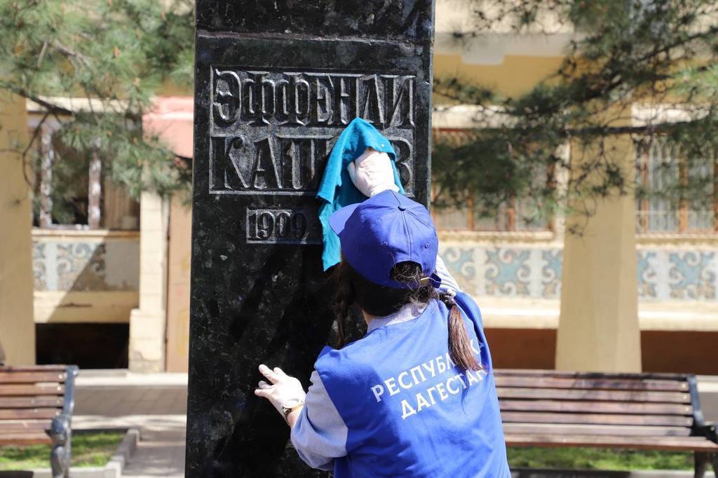 Волонтеры культуры очистили памятники и монументы в Дагестане