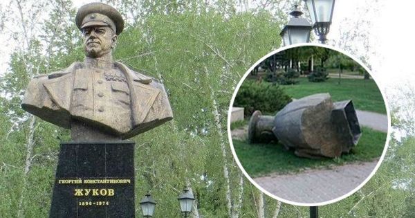 Националисты снесли памятник Георгию Жукову в Харькове