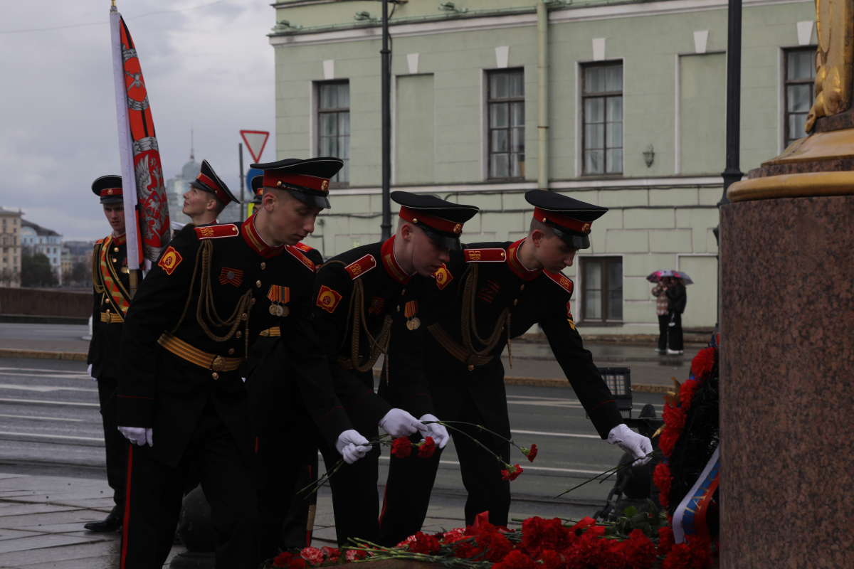 В Санкт-Петербурге к памятнику великому русскому полководцу Александру Суворову возложили цветы