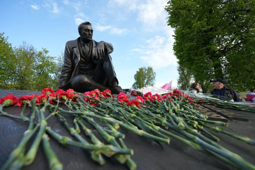 Памятник актеру Вячеславу Тихонову открыли в Павловском Посаде