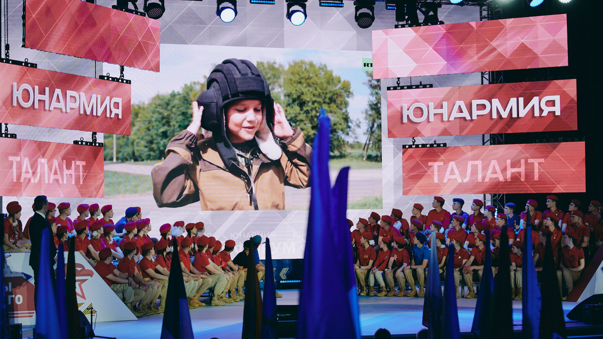 Мальчика Лёшу, приветствовавшего колонны российских военных, посвятили в юнармейцы