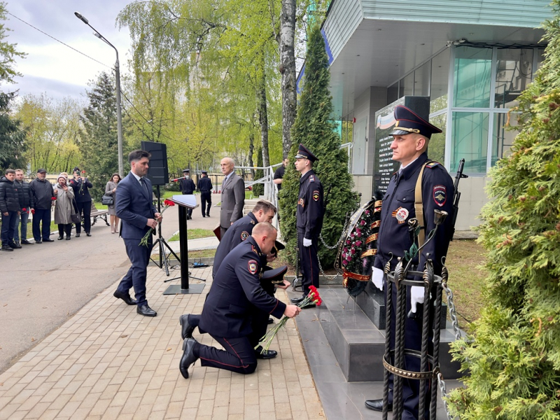 В Красногорске сотрудники полиции совместно с Общественным советом приняли участие в церемонии возложения цветов