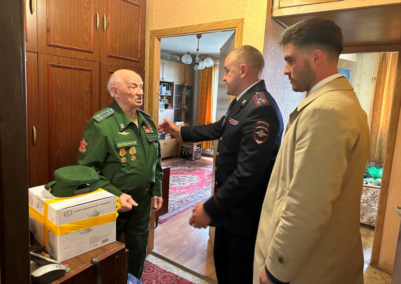 В Красногорске полицейские и общественники поздравили ветеранов Великой Отечественной войны с наступающим праздником