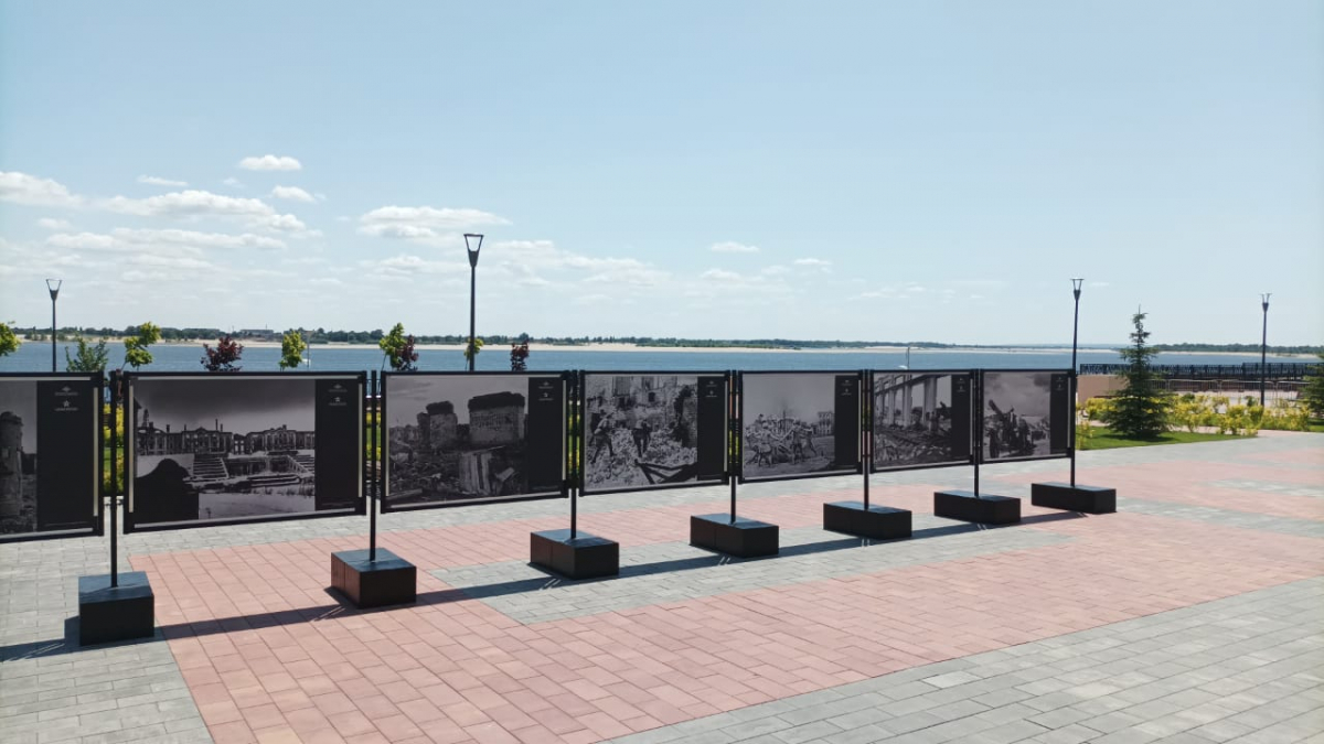 На центральной набережной Волгограда открылась фотовыставка 