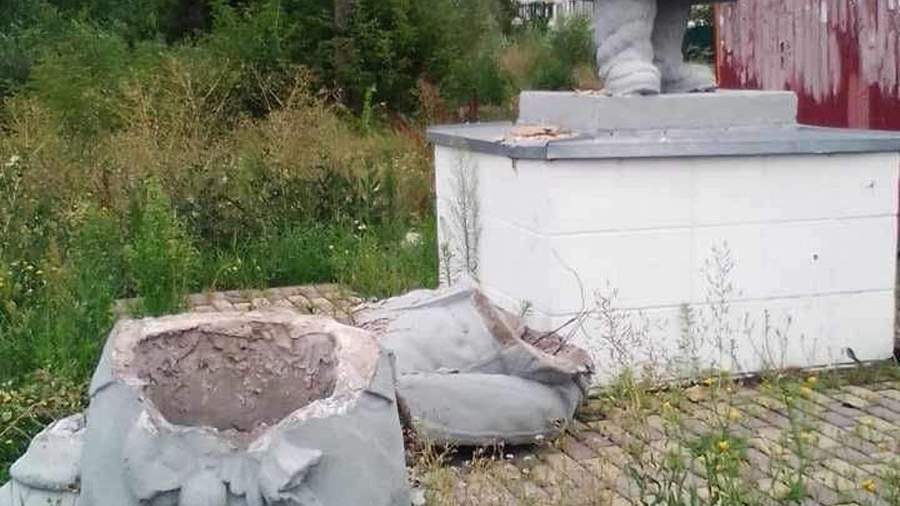 В Гостомеле Киевской области снесли памятник Чкалову