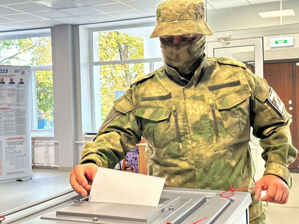 В ДНР росгвардейцы проголосовали на экстерриториальных участках