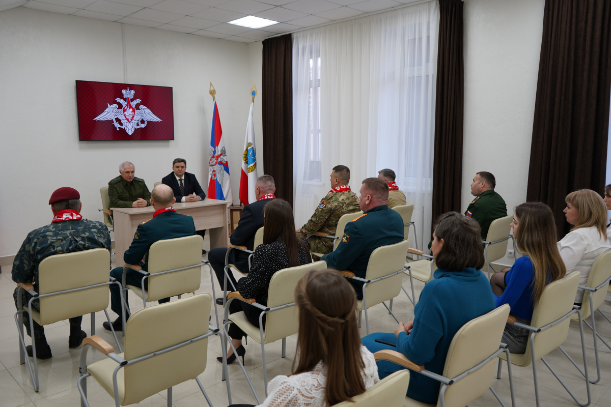 Замминистра обороны России Виктор Горемыкин наградил саратовских волонтёров и медиков
