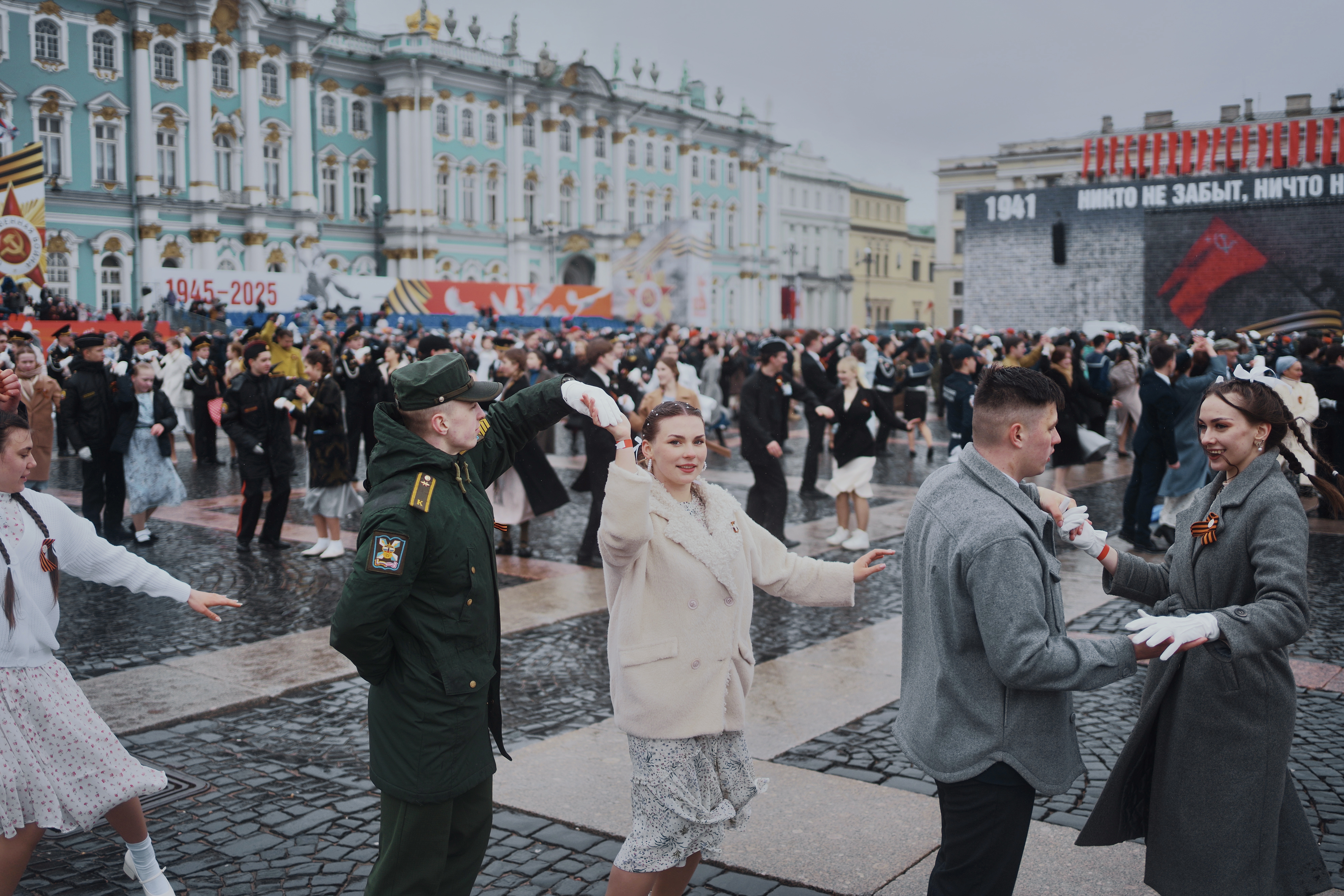 Более ста курсантов ВКА им. А.Ф. Можайского с приняли участие в театрализованной реконструкции легендарного Бала Победы