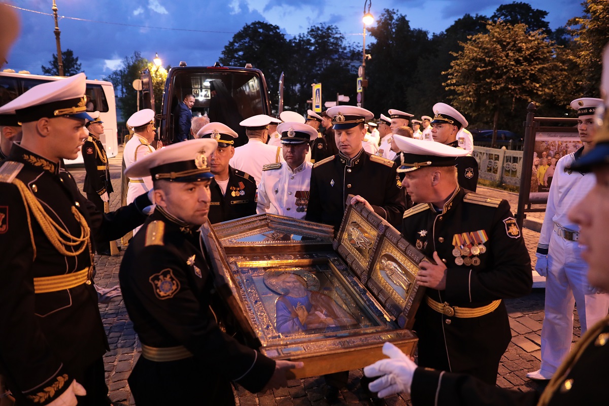 Главную икону ВМФ святого Андрея Первозванного впервые доставили в Кронштадт в рамках празднования Дня ВМФ