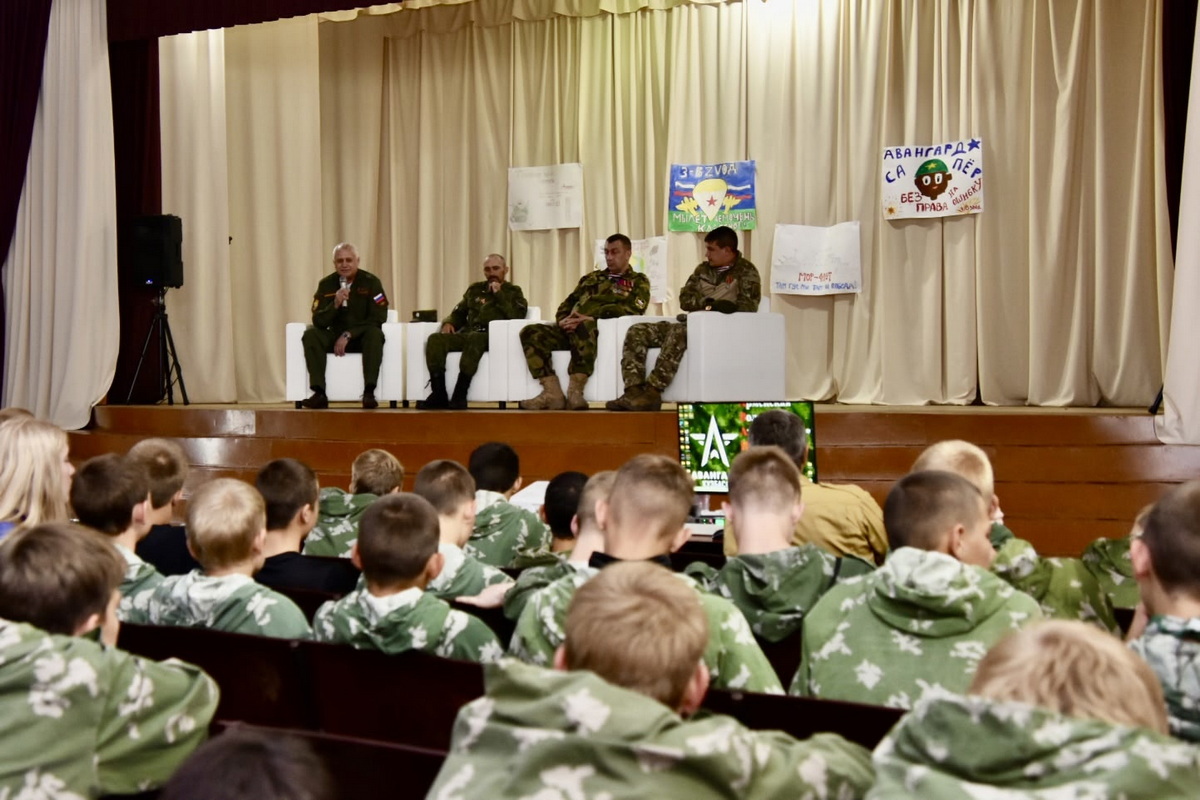 Ветераны Вооруженных Сил РФ провели урок мужества для юнармейцев Кузбасса